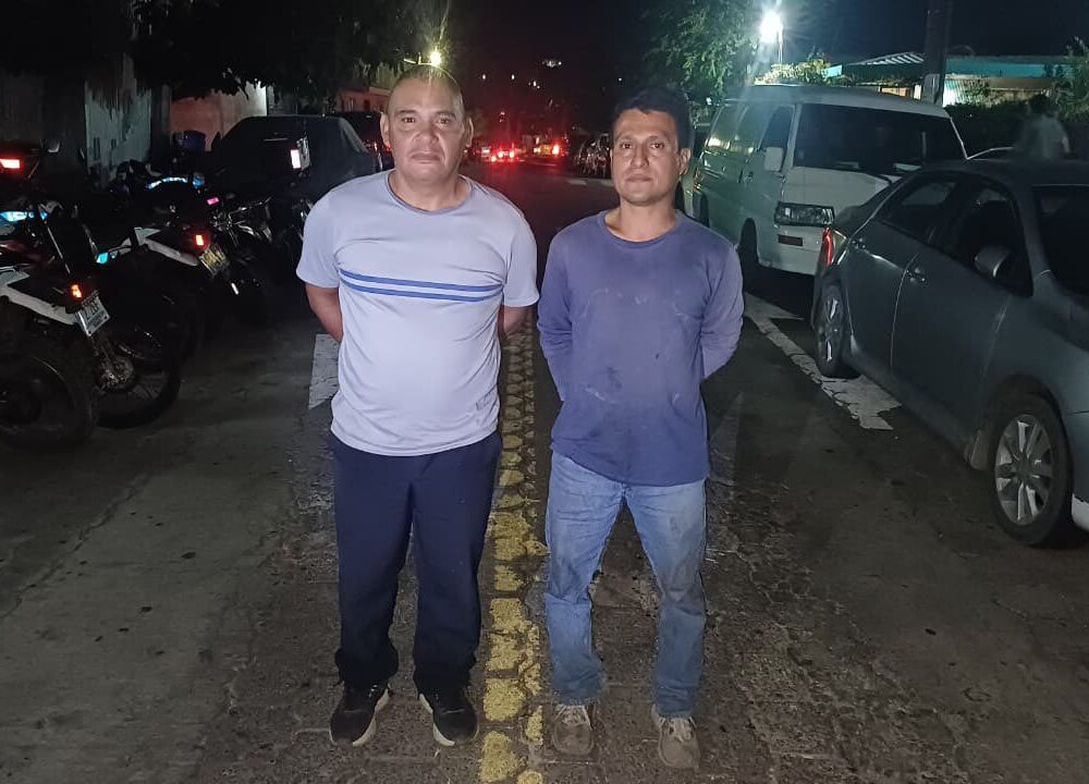 Agentes de la PNC capturaron a dos conductores tras viralizarse un video de su pelea en la calle principal de San Marcos, San Salvador Sur. Ambos enfrentarán cargos por desórdenes públicos. Foto: PNCSV.