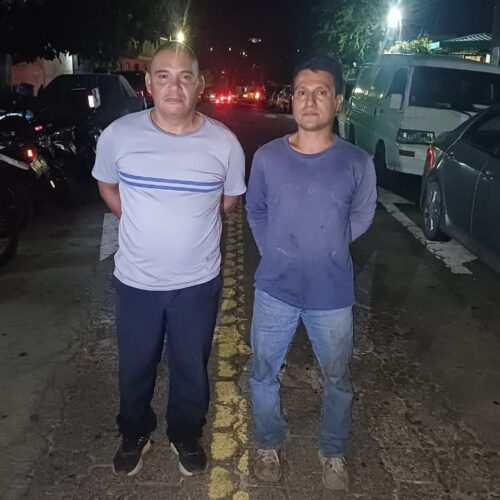 Agentes de la PNC capturaron a dos conductores tras viralizarse un video de su pelea en la calle principal de San Marcos, San Salvador Sur. Ambos enfrentarán cargos por desórdenes públicos. Foto: PNCSV.