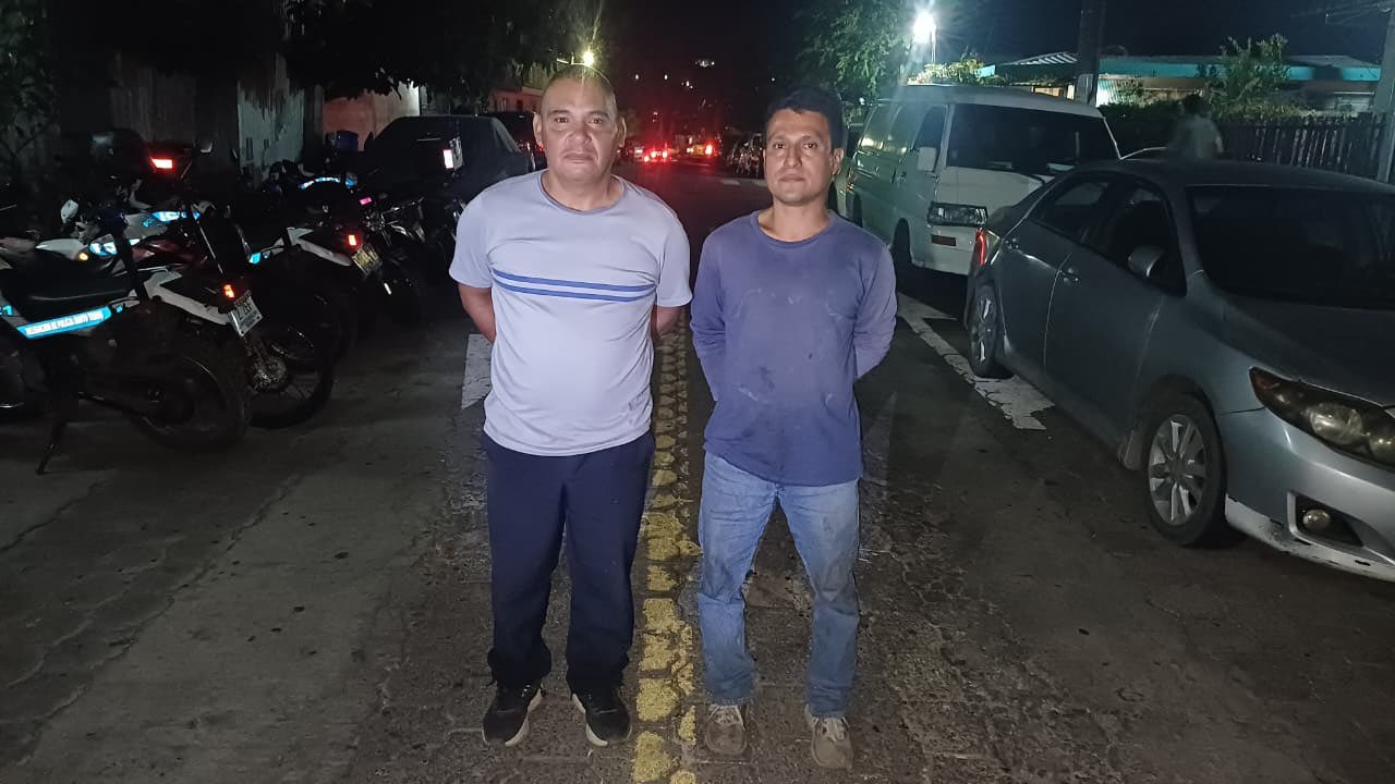 Agentes de la PNC capturaron a dos conductores tras viralizarse un video de su pelea en la calle principal de San Marcos, San Salvador Sur. Ambos enfrentarán cargos por desórdenes públicos. Foto: PNCSV.