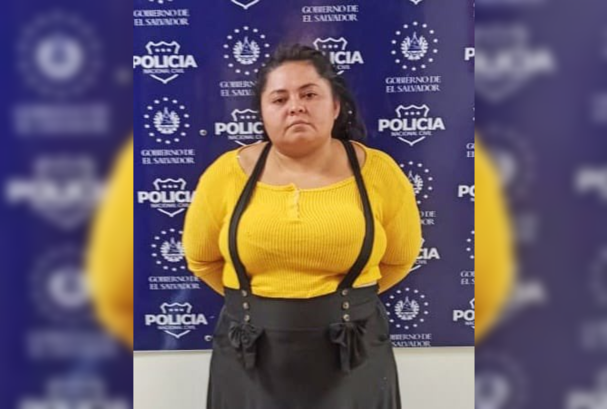 Claudia Xiomara Flores de Morán, de 39 años, lesionó a su esposo en el cuello y mano tras una riña en el cantón Los Lotes, Zacatecoluca. La PNC procedió a su captura y el hombre fue trasladado estable a un centro médico. Foto: PNC El Salvador.