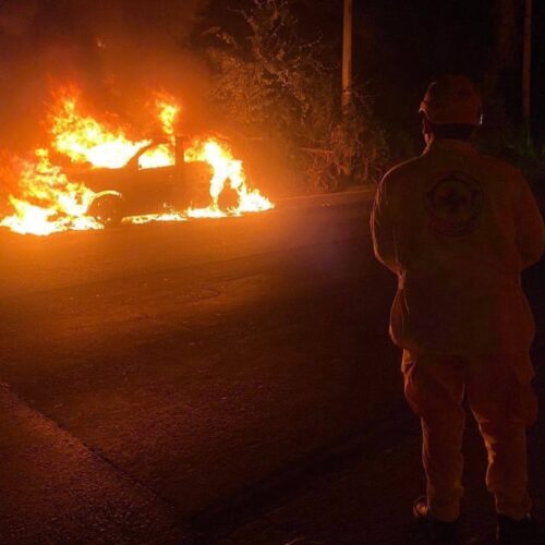Un hombre sufrió quemaduras de primer grado luego de que su vehículo se incendiara repentinamente en el kilómetro 19 de la carretera Troncal del Norte. Bomberos y Comandos de Salvamento controlaron el fuego. Foto: Comando de Salvamentos.