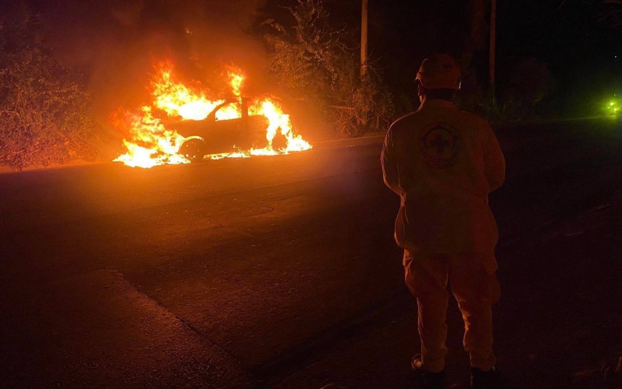Un hombre sufrió quemaduras de primer grado luego de que su vehículo se incendiara repentinamente en el kilómetro 19 de la carretera Troncal del Norte. Bomberos y Comandos de Salvamento controlaron el fuego. Foto: Comando de Salvamentos.