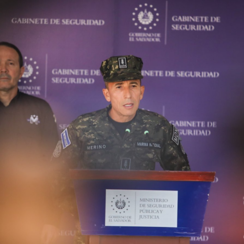 El Gabinete de Seguridad presentó a Aldo Abel Lara López y otros contrabandistas capturados por el asesinato del Cabo Pablo Cortez en Metapán. El ataque ocurrió en el paso fronterizo "El Brujo", donde el militar fue emboscado. Foto: @DefensaSV