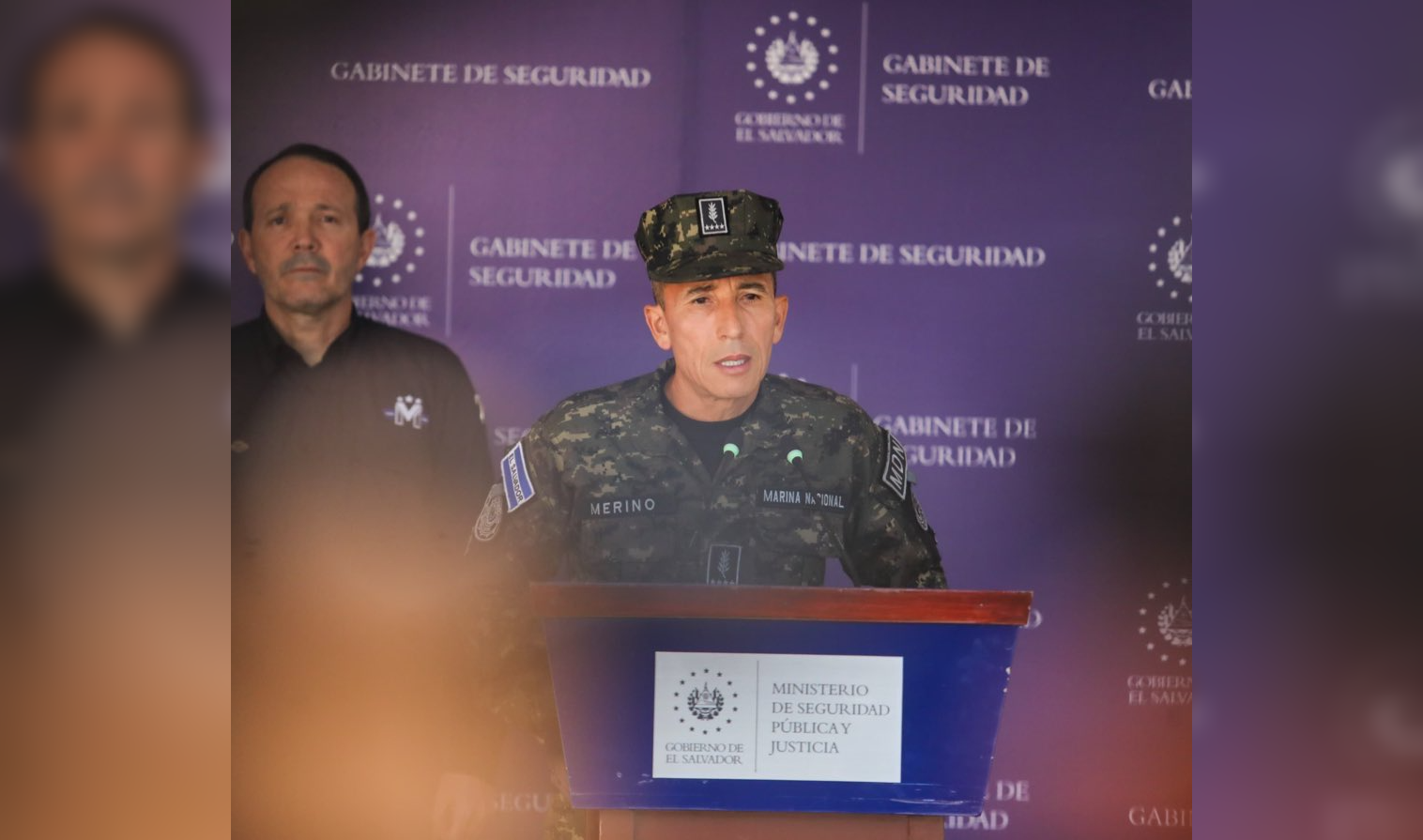 El Gabinete de Seguridad presentó a Aldo Abel Lara López y otros contrabandistas capturados por el asesinato del Cabo Pablo Cortez en Metapán. El ataque ocurrió en el paso fronterizo "El Brujo", donde el militar fue emboscado. Foto: @DefensaSV
