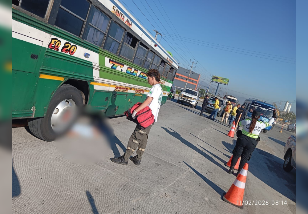 Una mujer falleció esta mañana tras ser atropellada por un bus del transporte colectivo en el km 23 de la Panamericana, en las cercanías de Lourdes, Colón. Las autoridades investigan las causas del trágico accidente. Foto: Cruz Verde Salvadoreña.