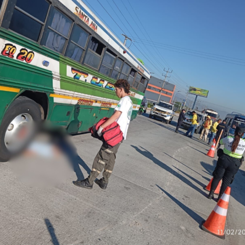 Una mujer falleció esta mañana tras ser atropellada por un bus del transporte colectivo en el km 23 de la Panamericana, en las cercanías de Lourdes, Colón. Las autoridades investigan las causas del trágico accidente. Foto: Cruz Verde Salvadoreña.