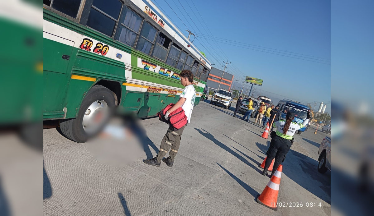 Una mujer falleció esta mañana tras ser atropellada por un bus del transporte colectivo en el km 23 de la Panamericana, en las cercanías de Lourdes, Colón. Las autoridades investigan las causas del trágico accidente. Foto: Cruz Verde Salvadoreña.