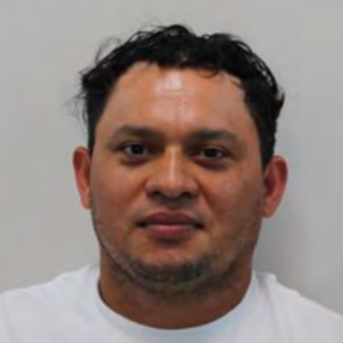Un salvadoreño acusado de abuso sexual infantil fue detenido en el Aeropuerto Dulles al intentar huir. Autoridades de EE. UU. garantizarán que enfrente justicia antes de su deportación. Foto: CBP.