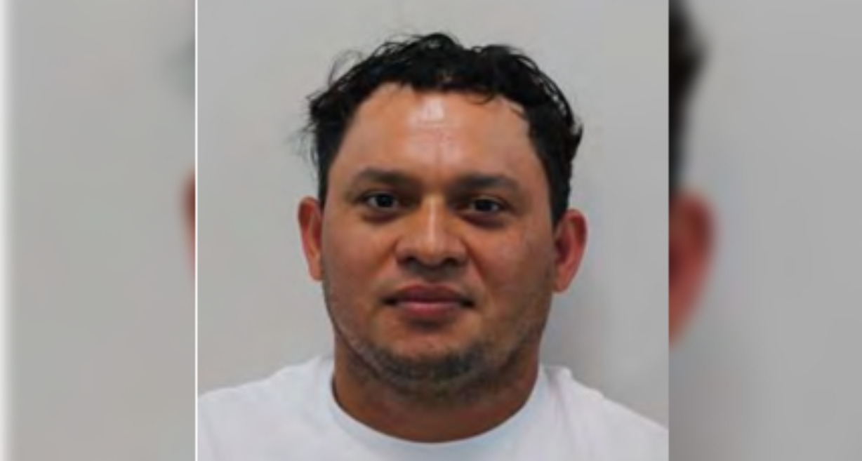 Un salvadoreño acusado de abuso sexual infantil fue detenido en el Aeropuerto Dulles al intentar huir. Autoridades de EE. UU. garantizarán que enfrente justicia antes de su deportación. Foto: CBP.