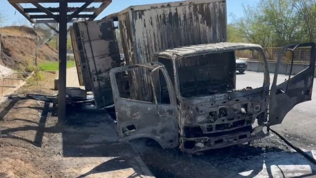 Un camión se incendió en el cantón Los Zacatillos, San Juan Nonualco, dejando a su conductor y su ayudante con quemaduras de primer y segundo grado. Los socorristas de Comandos de Salvamento atendieron la emergencia. Foto: Comandos de Salvamento.