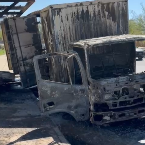 Un camión se incendió en el cantón Los Zacatillos, San Juan Nonualco, dejando a su conductor y su ayudante con quemaduras de primer y segundo grado. Los socorristas de Comandos de Salvamento atendieron la emergencia. Foto: Comandos de Salvamento.