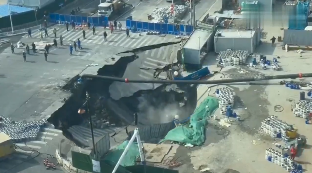 Un gigantesco sumidero de 12 metros de ancho se abrió en Shanghái, devorando un tramo de carretera durante obras del metro. Autoridades evacuaron la zona y no reportan víctimas. Foto: Cortesía.