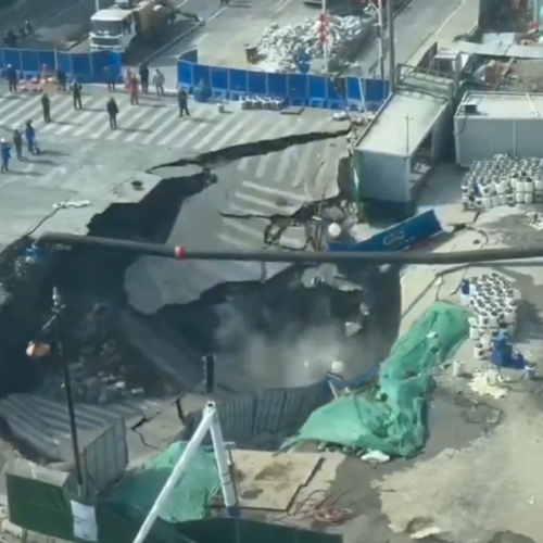Un gigantesco sumidero de 12 metros de ancho se abrió en Shanghái, devorando un tramo de carretera durante obras del metro. Autoridades evacuaron la zona y no reportan víctimas. Foto: Cortesía.