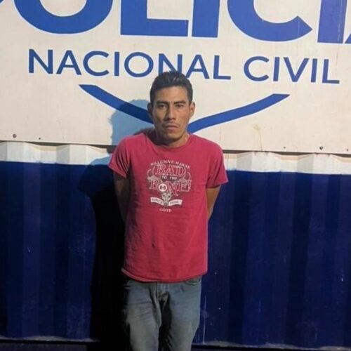 La PNC arrestó a un hombre en la colonia Tazumal, Chalchuapa, mientras transportaba marihuana en un vehículo valorada en $2,347.45. Foto: PNC El Salvador.