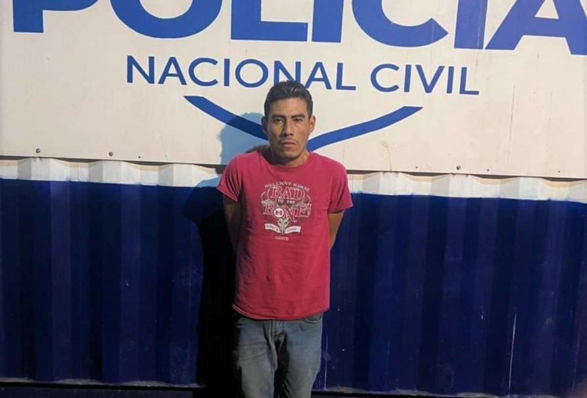 La PNC arrestó a un hombre en la colonia Tazumal, Chalchuapa, mientras transportaba marihuana en un vehículo valorada en $2,347.45. Foto: PNC El Salvador.
