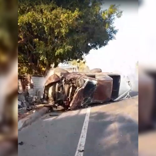 Un vehículo que transportaba útiles escolares sufrió un accidente en Cantón El Sunza, Izalco. Las autoridades aclararon que no es una unidad oficial de entrega y trabajan en el resguardo de la carga. Foto: Cortesía.