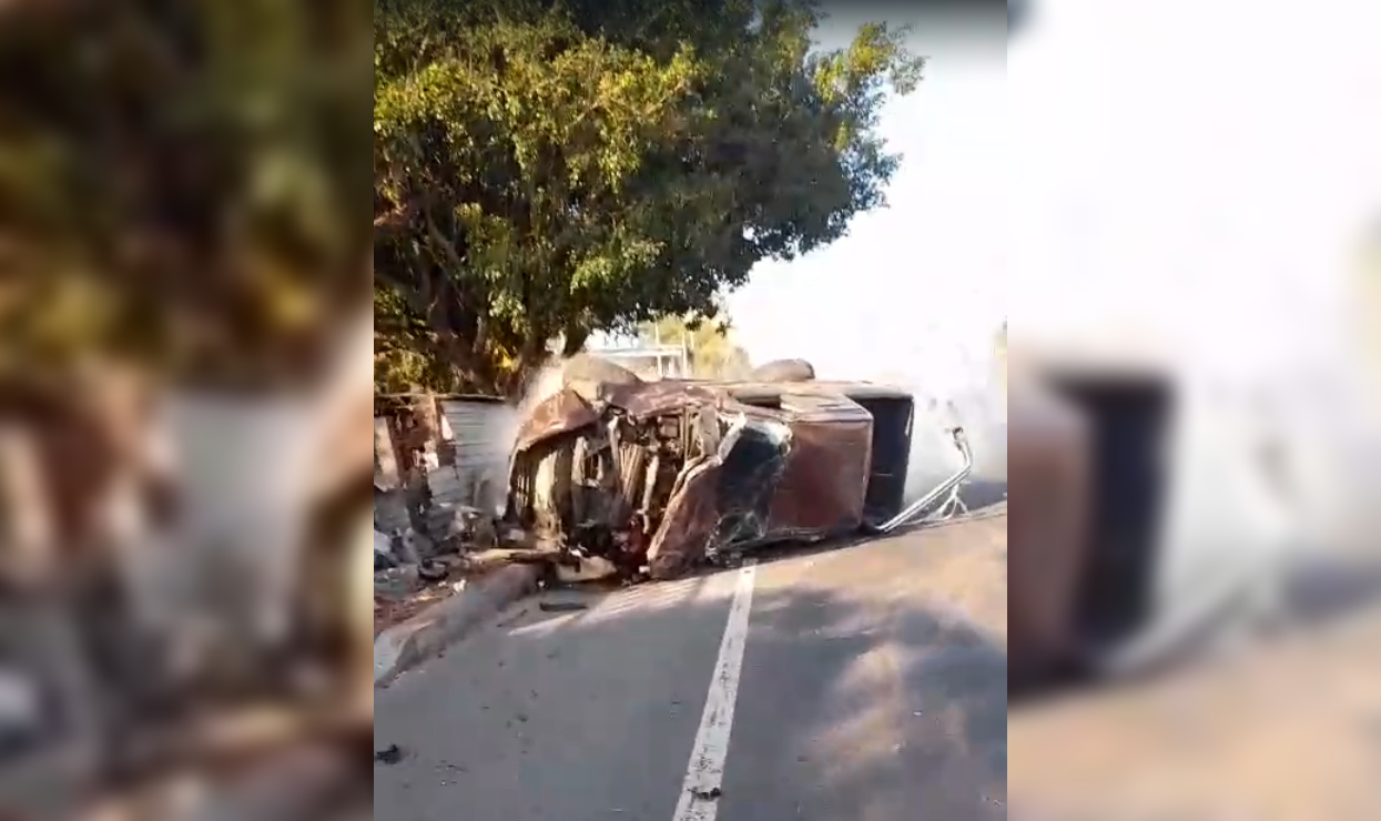 Un vehículo que transportaba útiles escolares sufrió un accidente en Cantón El Sunza, Izalco. Las autoridades aclararon que no es una unidad oficial de entrega y trabajan en el resguardo de la carga. Foto: Cortesía.