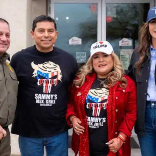La Secretaria de Seguridad Nacional, Kristi Noem, visitó el restaurante de Jorge Rivas en Arizona para validar su apoyo a las fuerzas de seguridad. La iniciativa del salvadoreño genera controversia en la diáspora latina. Foto: DHS.