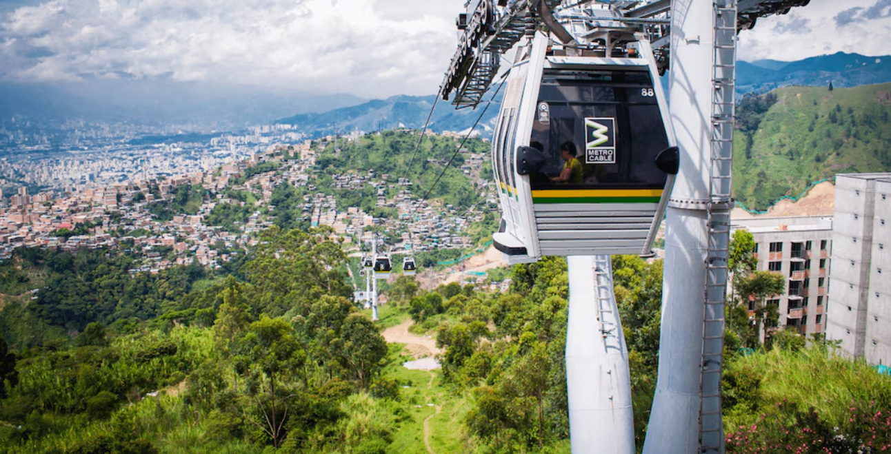 El nuevo sistema de Metrocable promete reducir trayectos de una hora a solo 15 minutos, transformando la movilidad en San Salvador con tecnología sostenible y conexión estratégica. Foto: Cortesía.