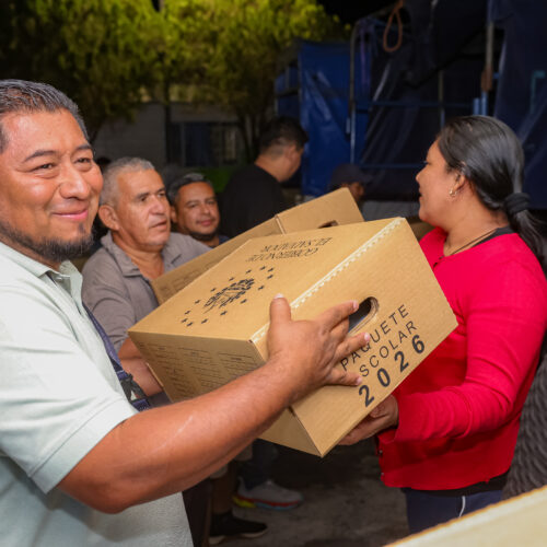 Más de 1.2 millones de estudiantes reciben paquetes escolares gratuitos como parte del compromiso del Gobierno para el inicio del año lectivo 2026. Foto: Secretaría de Prensa.