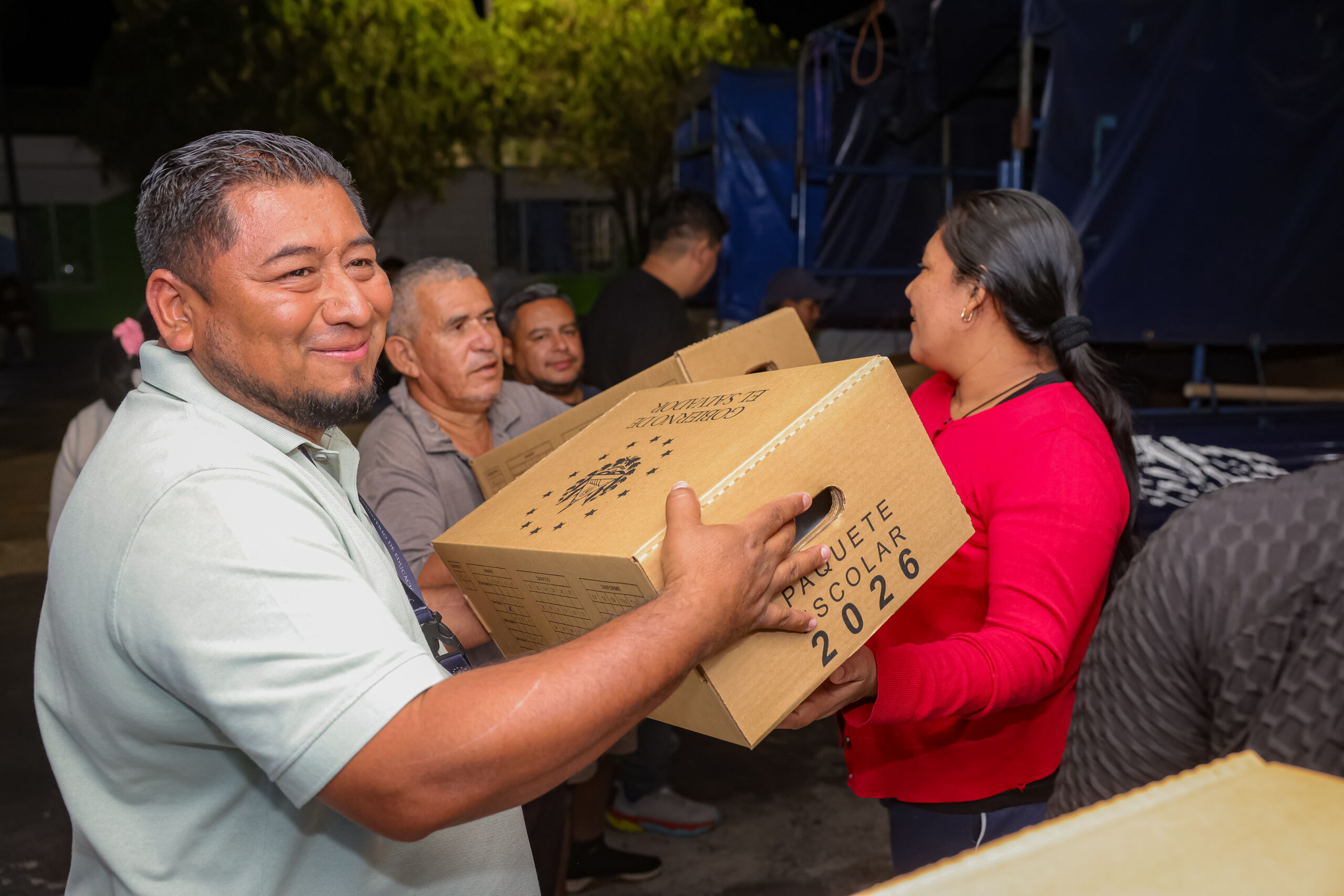 Más de 1.2 millones de estudiantes reciben paquetes escolares gratuitos como parte del compromiso del Gobierno para el inicio del año lectivo 2026. Foto: Secretaría de Prensa.