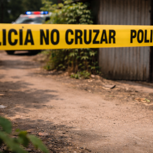 Ever Antonio Gómez Benítez falleció tras intentar agredir con un arma blanca a agentes de la PNC que protegían a su familia en Uluazapa, San Miguel. Los uniformados actuaron en legítima defensa durante el operativo. Foto: Ilustración.