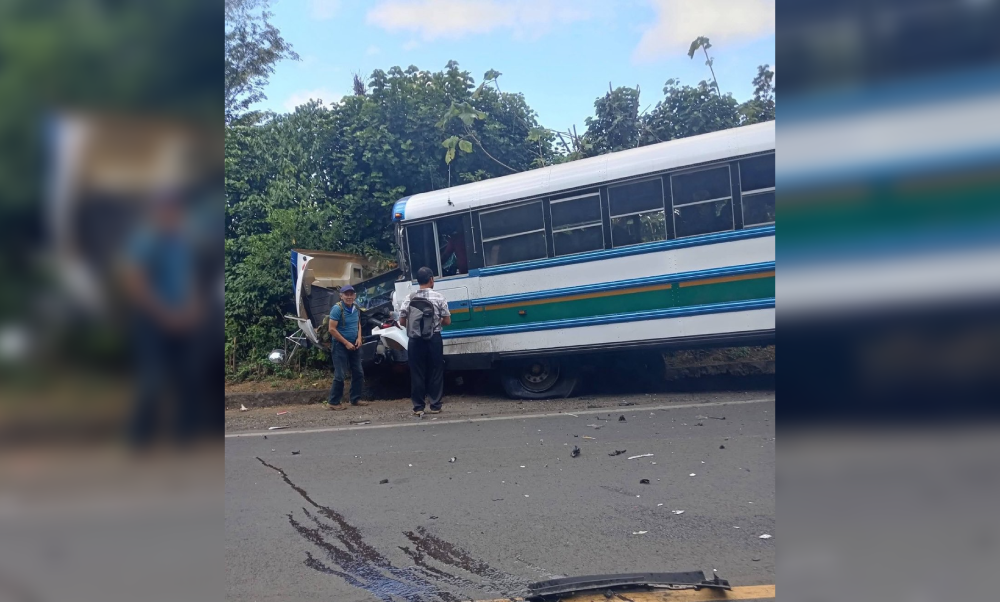 Un autobús de la ruta 249 chocó contra un vehículo particular a la altura de la finca Sisiniapa, en la carretera hacia Ataco, dejando daños materiales y tráfico complicado. Equipos de emergencia atienden la zona. Foto: Cortesía.
