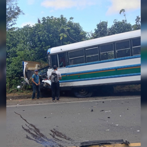 Un autobús de la ruta 249 chocó contra un vehículo particular a la altura de la finca Sisiniapa, en la carretera hacia Ataco, dejando daños materiales y tráfico complicado. Equipos de emergencia atienden la zona. Foto: Cortesía.