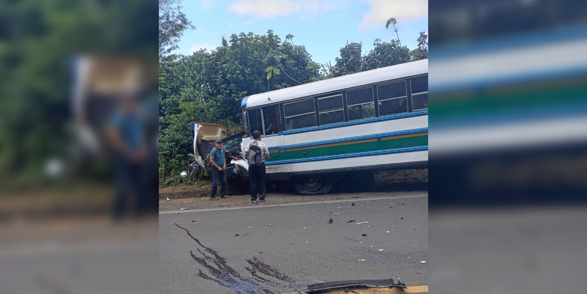 Un autobús de la ruta 249 chocó contra un vehículo particular a la altura de la finca Sisiniapa, en la carretera hacia Ataco, dejando daños materiales y tráfico complicado. Equipos de emergencia atienden la zona. Foto: Cortesía.