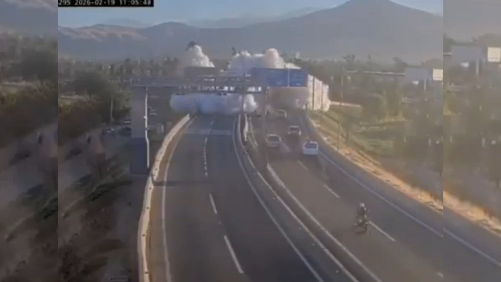 Un camión cisterna que transportaba gas líquido volcó y explotó en Renca, dejando 5 fallecidos y 17 heridos. La onda expansiva dañó 50 vehículos y las autoridades investigan exceso de velocidad como causa principal. Foto: Cortesía.