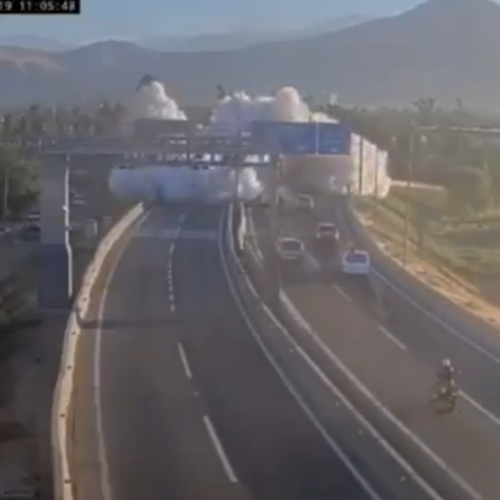 Un camión cisterna que transportaba gas líquido volcó y explotó en Renca, dejando 5 fallecidos y 17 heridos. La onda expansiva dañó 50 vehículos y las autoridades investigan exceso de velocidad como causa principal. Foto: Cortesía.