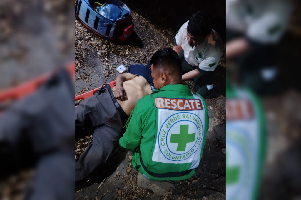 Un peatón de 70 años falleció y un motociclista resultó herido tras un fuerte accidente en el km 21 de la carretera Panamericana, en San Pedro Perulapán. Socorristas de Cruz Verde atendieron la emergencia. Foto: Cruz Verde Salvadoreña.