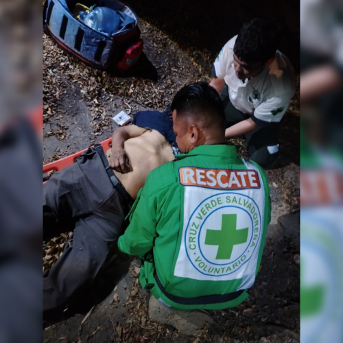 Un peatón de 70 años falleció y un motociclista resultó herido tras un fuerte accidente en el km 21 de la carretera Panamericana, en San Pedro Perulapán. Socorristas de Cruz Verde atendieron la emergencia. Foto: Cruz Verde Salvadoreña.