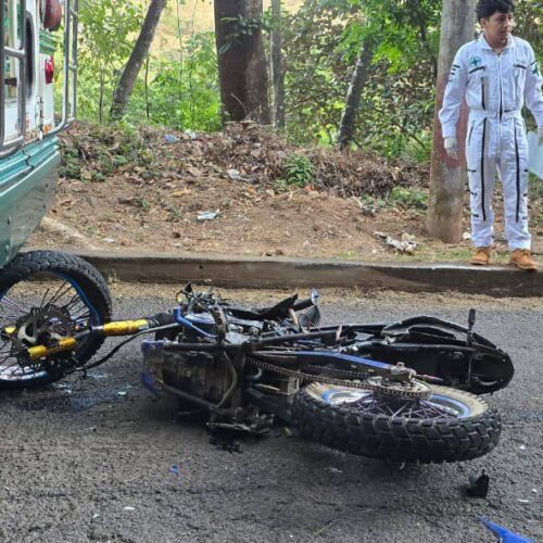 Un motociclista falleció instantáneamente tras chocar contra la parte trasera de un autobús en el Cantón Changüite, Sensuntepeque. La Cruz Roja y la PNC atendieron la escena del trágico accidente. Foto: Cruz Roja Salvadoreña.