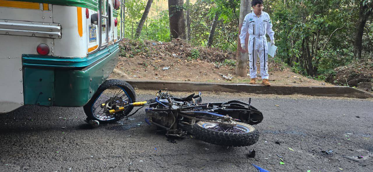 Un motociclista falleció instantáneamente tras chocar contra la parte trasera de un autobús en el Cantón Changüite, Sensuntepeque. La Cruz Roja y la PNC atendieron la escena del trágico accidente. Foto: Cruz Roja Salvadoreña.
