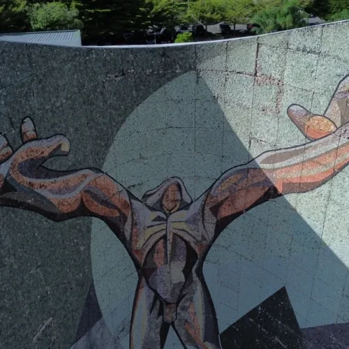 A 70 años de su inauguración, el Monumento a la Revolución presenta daños estructurales y desprendimientos que ponen en riesgo su legado artístico e histórico. Foto LPG: Dennis Argueta