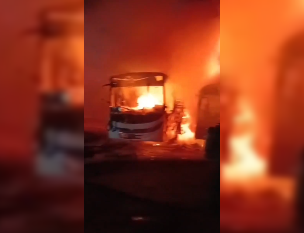 Un incendio destruyó tres unidades de la ruta 55 en la terminal de ACOMTUS, en Santa Ana. No hubo víctimas, pero las pérdidas materiales son significativas. Bomberos controlaron las llamas. Foto: @BomberosSV.