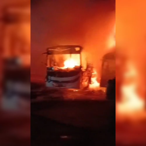 Un incendio destruyó tres unidades de la ruta 55 en la terminal de ACOMTUS, en Santa Ana. No hubo víctimas, pero las pérdidas materiales son significativas. Bomberos controlaron las llamas. Foto: @BomberosSV.