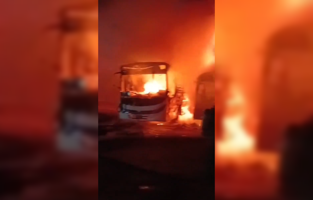 Un incendio destruyó tres unidades de la ruta 55 en la terminal de ACOMTUS, en Santa Ana. No hubo víctimas, pero las pérdidas materiales son significativas. Bomberos controlaron las llamas. Foto: @BomberosSV.