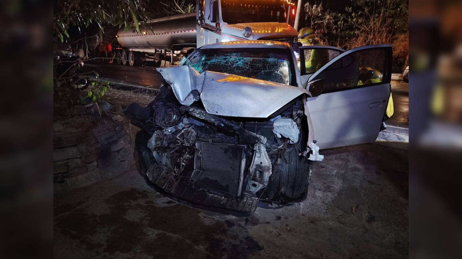 Una rastra impactó un vehículo particular en la calle antigua a Nejapa, cerca del puente El Ángel. Comandos de Salvamento atendió a los afectados en el lugar sin necesidad de traslado hospitalario. Foto: Cortesía.