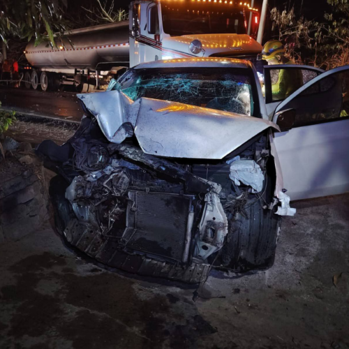 Una rastra impactó un vehículo particular en la calle antigua a Nejapa, cerca del puente El Ángel. Comandos de Salvamento atendió a los afectados en el lugar sin necesidad de traslado hospitalario. Foto: Cortesía.