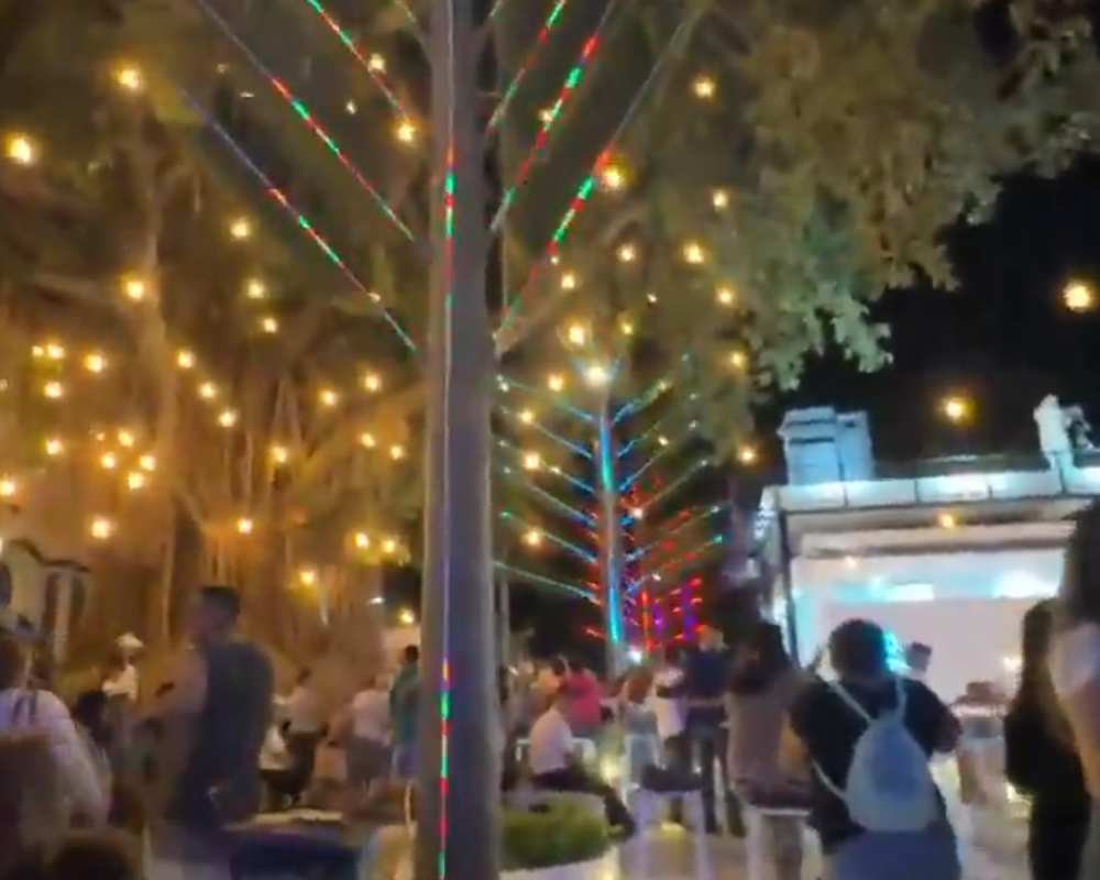 El alcalde Jorge Castro inauguró las "Palmeras de Qatar" en Chalchuapa, un proyecto con iluminación LED y tecnología computarizada para impulsar el turismo y la inversión en Santa Ana Oeste. Foto: Cortesía.