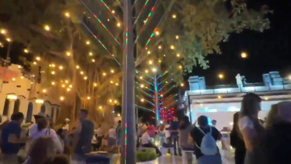 El alcalde Jorge Castro inauguró las "Palmeras de Qatar" en Chalchuapa, un proyecto con iluminación LED y tecnología computarizada para impulsar el turismo y la inversión en Santa Ana Oeste. Foto: Cortesía.