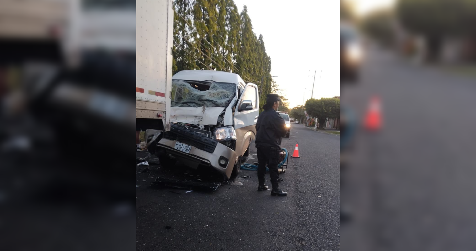 Un microbús con estudiantes chocó contra un camión en Antiguo Cuscatlán. El conductor quedó atrapado en los hierros y dos menores resultaron heridos. Autoridades investigan causas como exceso de velocidad o distracción. Foto: Cortesía.