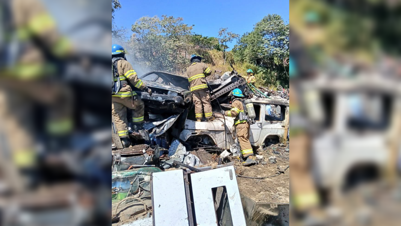 El Cuerpo de Bomberos atiende un incendio en una chatarrera ubicada en el kilómetro 21½ de la carretera Panamericana, en San Pedro Perulapán, Cuscatlán. Ejecutan maniobras para evitar propagación a viviendas cercanas. Foto: Bomberos de El Salvador.