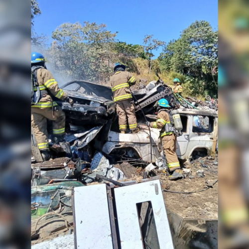 El Cuerpo de Bomberos atiende un incendio en una chatarrera ubicada en el kilómetro 21½ de la carretera Panamericana, en San Pedro Perulapán, Cuscatlán. Ejecutan maniobras para evitar propagación a viviendas cercanas. Foto: Bomberos de El Salvador.