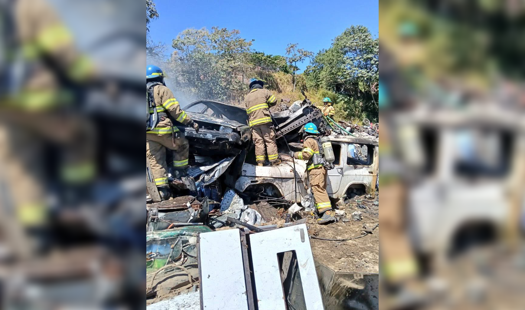 El Cuerpo de Bomberos atiende un incendio en una chatarrera ubicada en el kilómetro 21½ de la carretera Panamericana, en San Pedro Perulapán, Cuscatlán. Ejecutan maniobras para evitar propagación a viviendas cercanas. Foto: Bomberos de El Salvador.