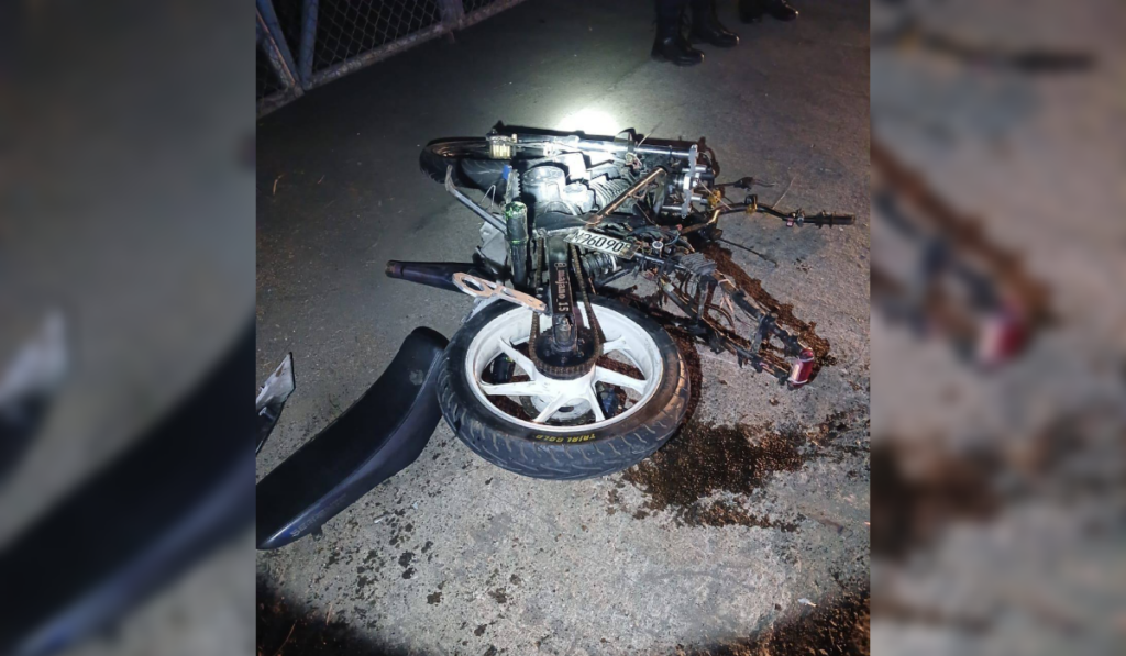 Jefferson Majano, de 22 años, murió tras chocar su motocicleta contra una vaca en el sector La Cima, San Miguel. Cruz Verde confirmó el deceso en el lugar del accidente vial. Foto: Cruz Verde Salvadoreña.