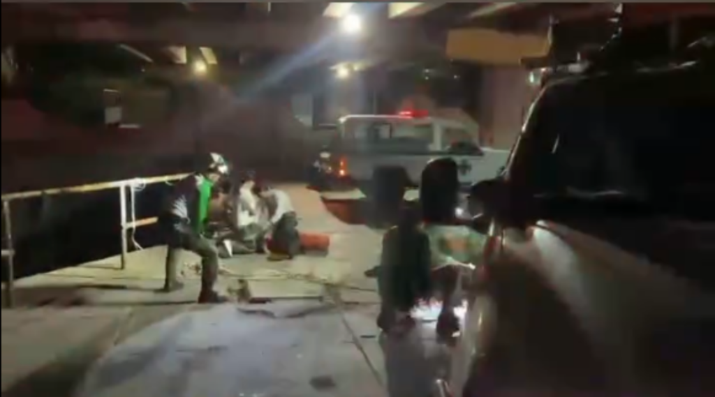 Mario Roberto Sánchez, de 54 años, falleció tras caer desde un puente en el Barrio Candelaria. Cruz Verde Santa Anita recuperó el cuerpo y lo entregó a las autoridades para las investigaciones. Foto: Cruz Verde Salvadoreña.