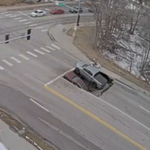 Un socavón en Omaha, Nebraska, engulló dos vehículos en la intersección de 67th y Pacific. La ruptura de una tubería de agua causó el colapso, sin heridos gracias a la rápida acción de transeúntes. Foto: Cortesía.